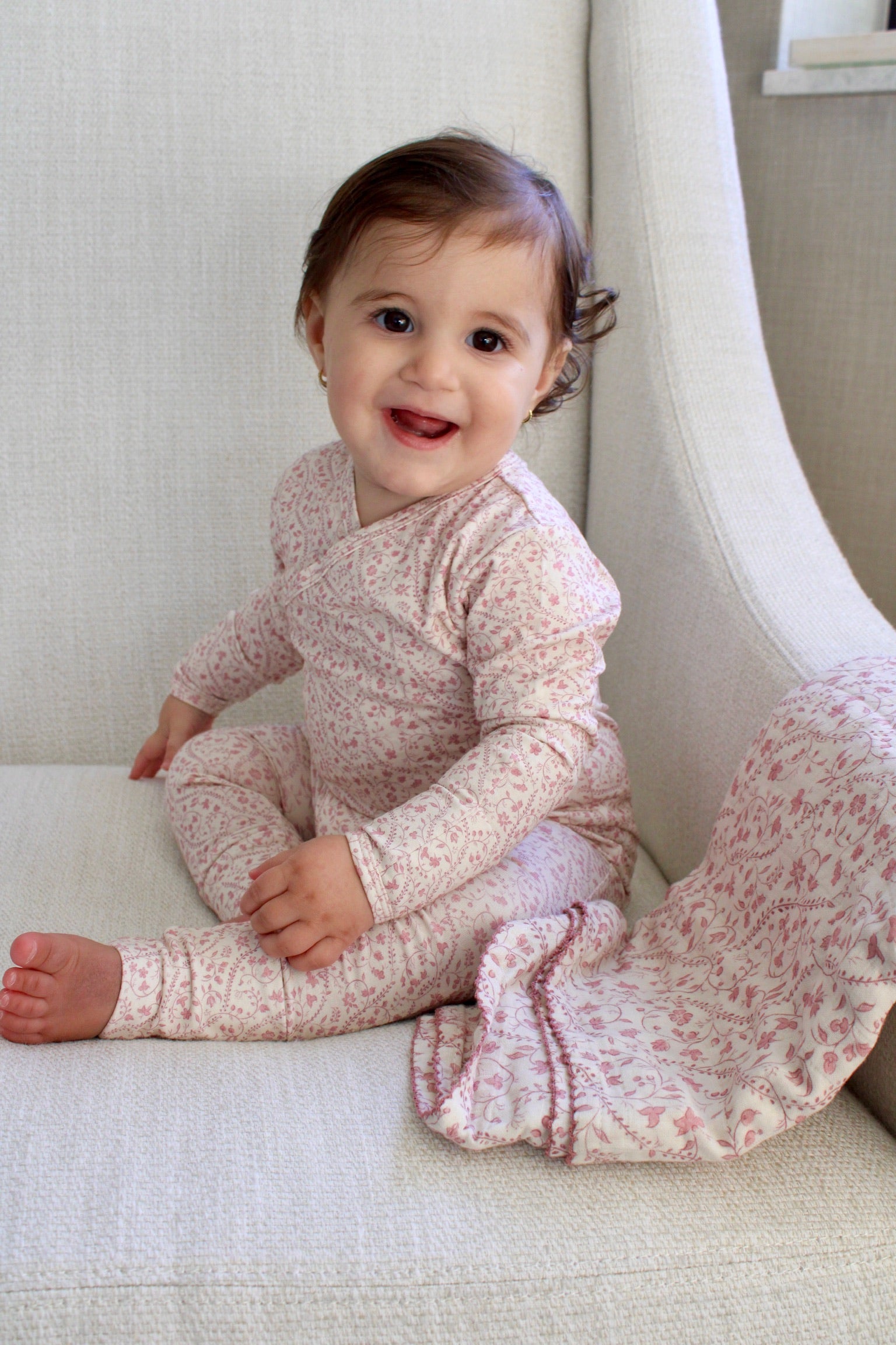 Mauve Heirloom Vine Muslin Blanket